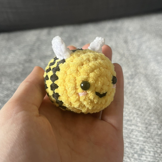 Petite abeille toute mignonne 