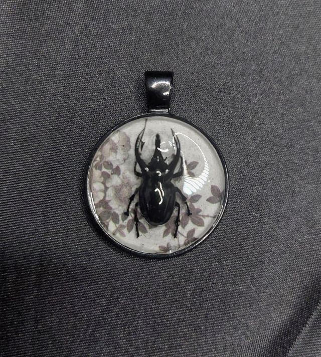 Pendentif scarabée noir fleurit 