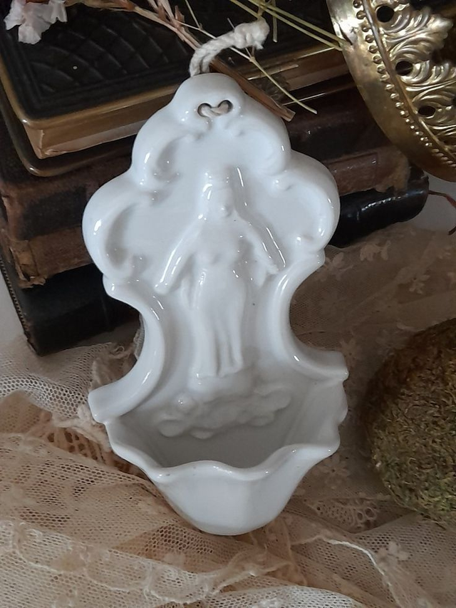 Bénitier ancien en porcelaine