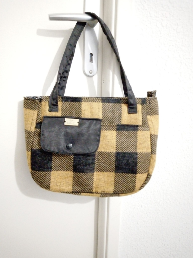  sac épaule fourre tout en tissu carreau noir -jaune et simili cuir  à fermeture éclaire avec 2 poches arrière 		