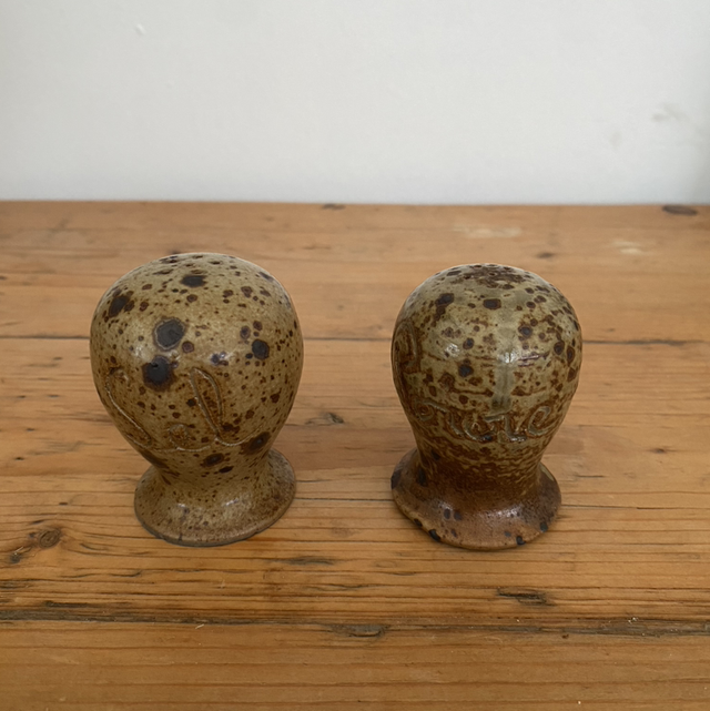 Ensemble poivrière et salière en grès