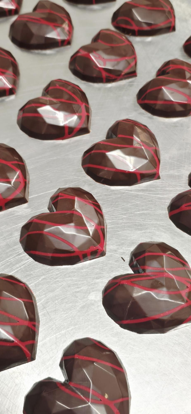 Dark chocolate Heart with Freeze dried raspberrie &raspberrie ganache 