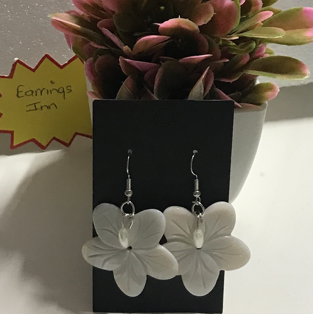 Cream Dangling Earrings- CDE33