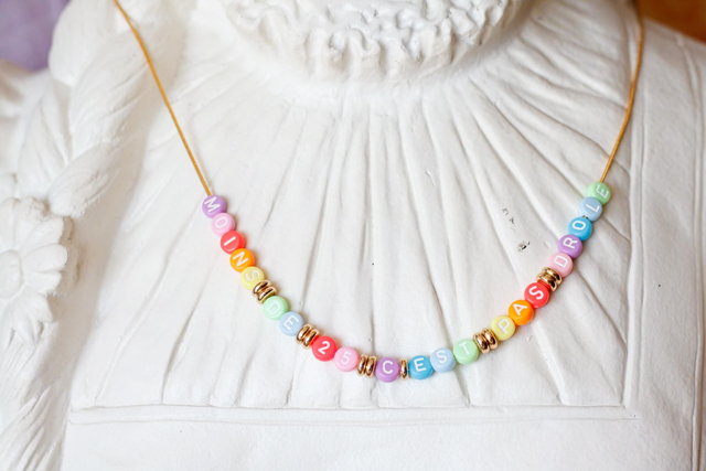 Collier Moins de 25 c'est pas drôle 