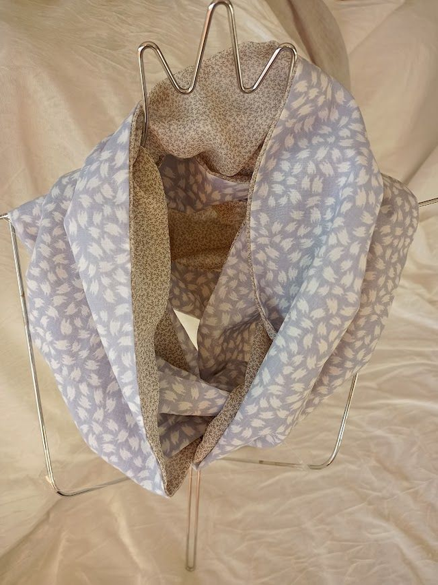 Snood d'été camaïeu de bleu pâle doublé en gaze de coton fleuri