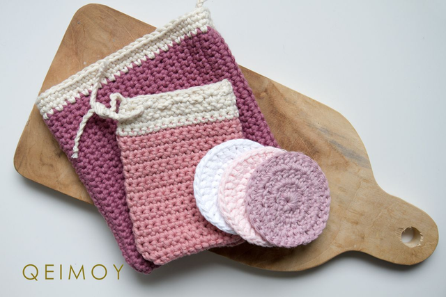 Beauty-set met gehaakt washandje, zeepzakje en drie gezichtsscrubbies