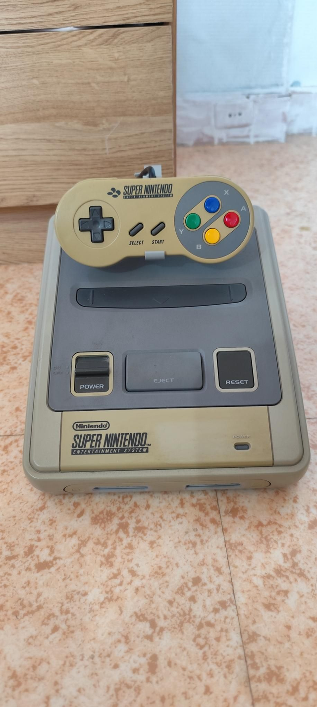 Support d&#039;exposition SNES Gris