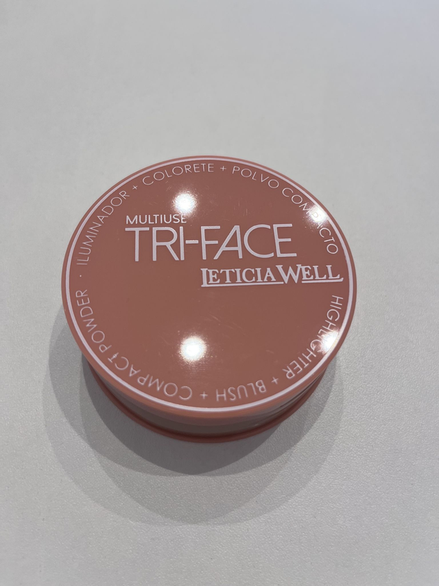 3 en 1 , blush, illuminateur, poudre compacte