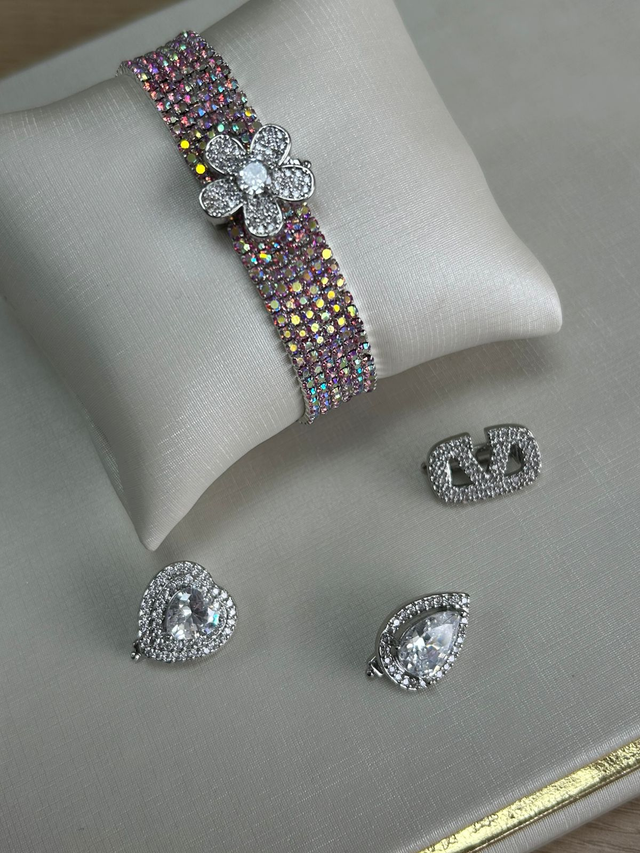 CHARMS BANHADOS EM RÓDIO BRANCO COM CRAVAÇÃO DE ZIRCÔNIAS - variações