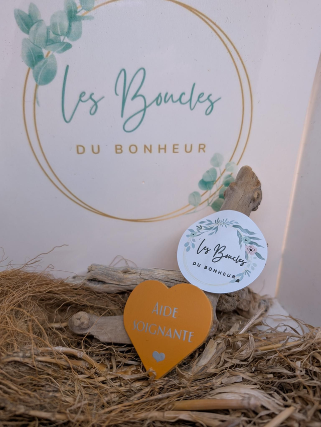 Broche personnalisée aide soignante orange br073