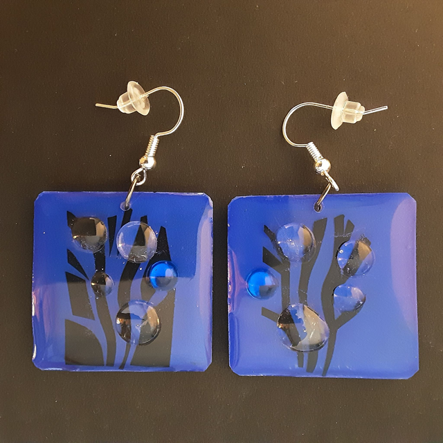 Boucle d’oreille carrée fond bleu intense effet algue noire effet goutte et cabochon bleu électrique