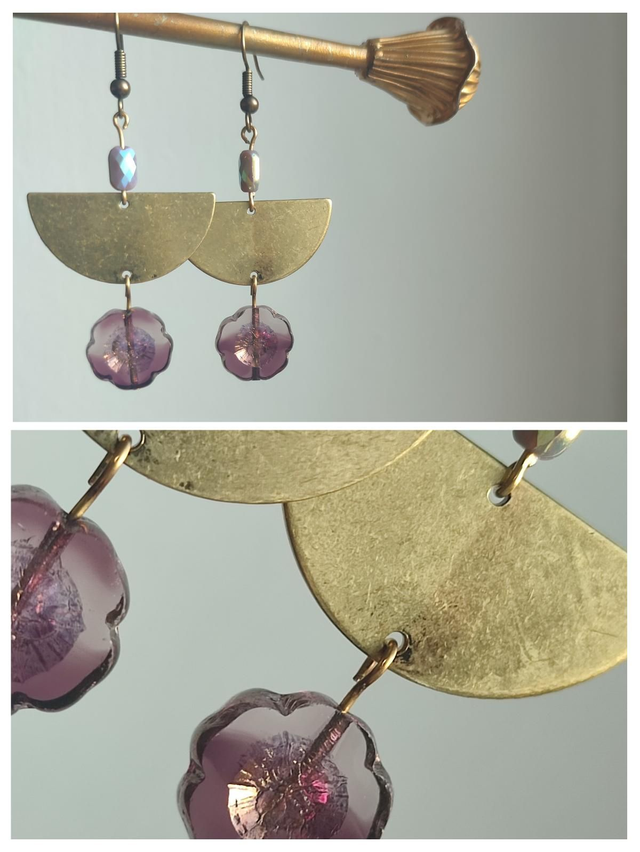 Boucles d&#039;oreilles demi cercle et fleurs en verre violine et or , laiton bronze, pièce unique, sans nickel 