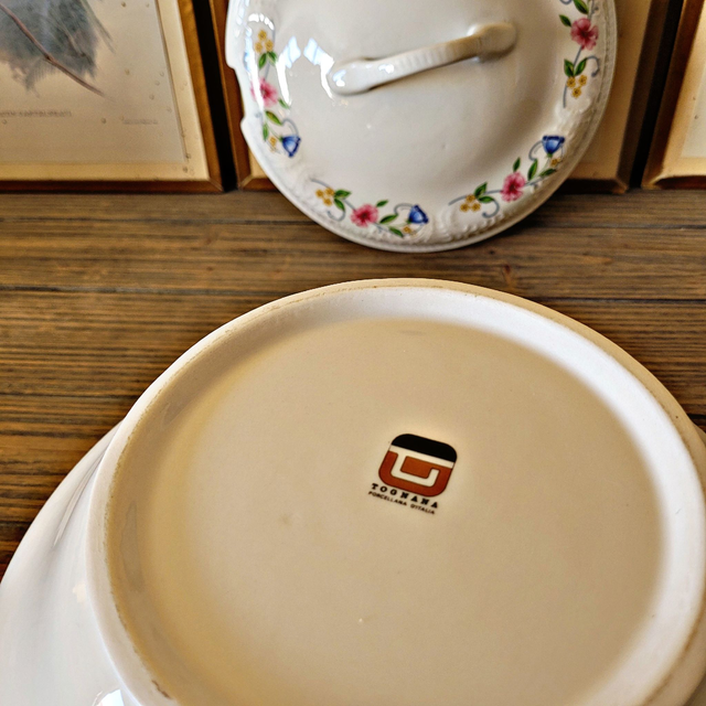 Soupière Tognana en porcelaine d'Italie, motifs en relief et fleurs (1)
