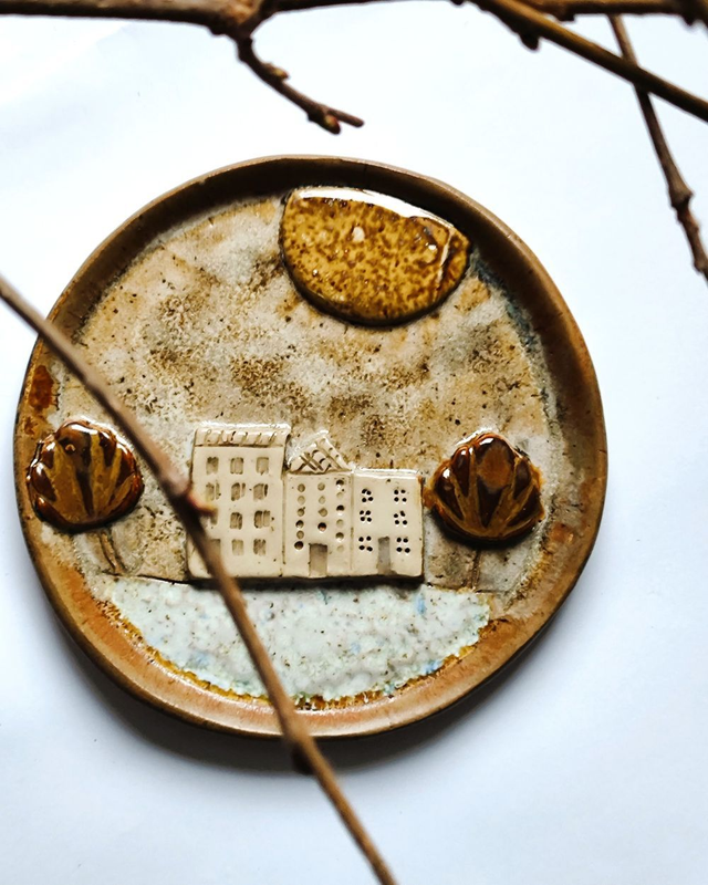 Talerzyk ceramiczny z domkami – podstawka w jesiennych kolorach