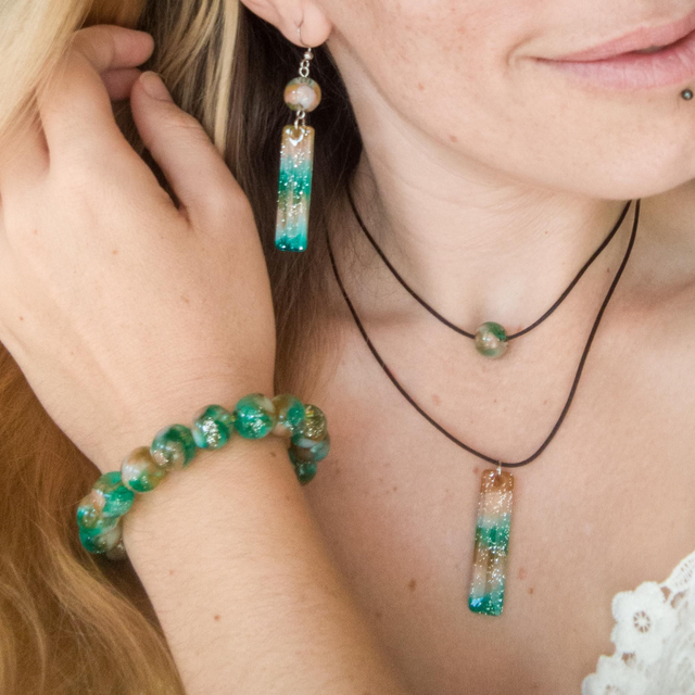 conjunto de joyería “Midori no Hikari” (緑の光) – Luz

verde

