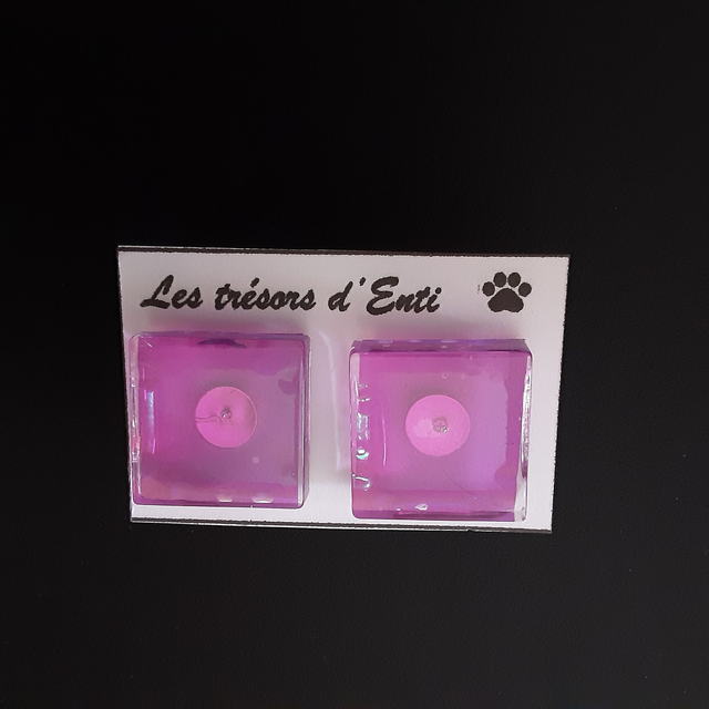 Boucle d&#039;oreille carré rose irisé