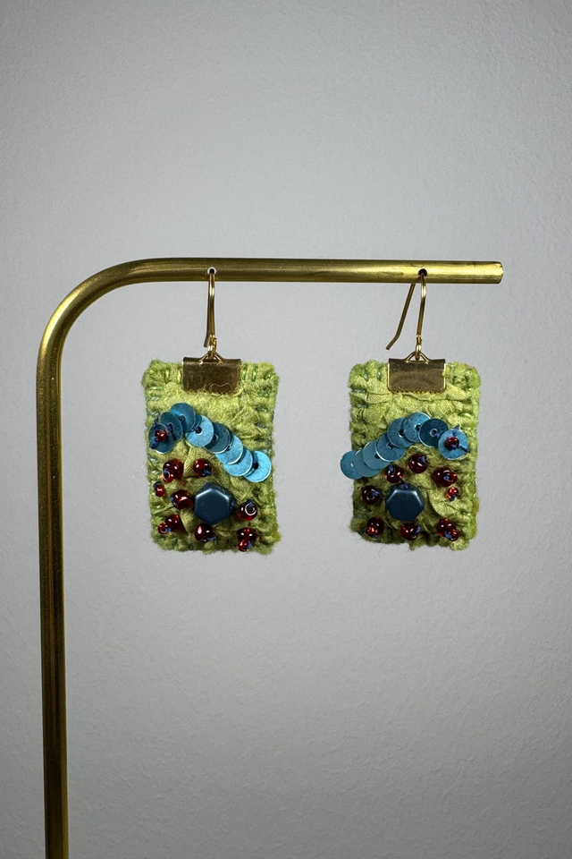 Filzkunst für die Ohren - Limettengrün mit Perlenstickerei