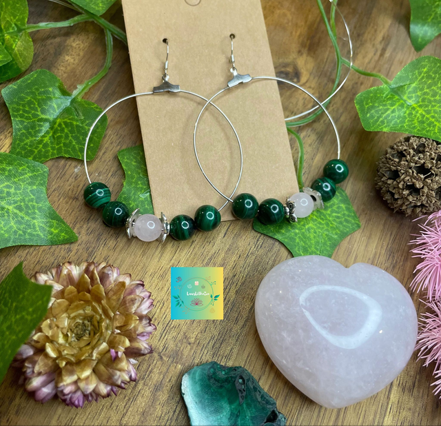 🍃 Boucles d’oreilles créoles, en perles Malachite et Quartz rose