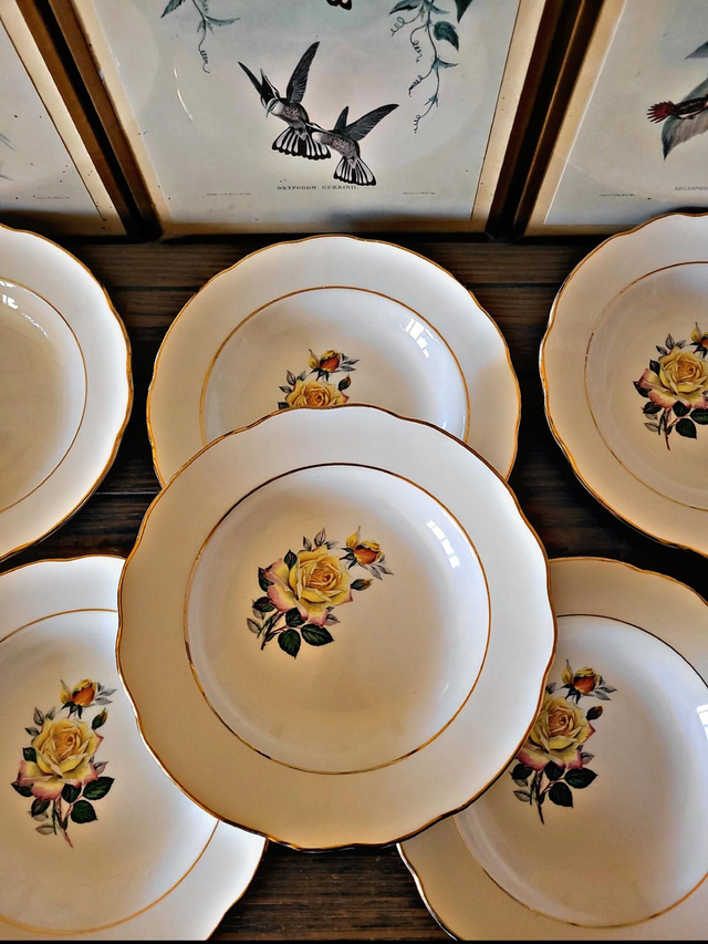 Assiettes creuses Gien Gardanne, roses couleur jaune