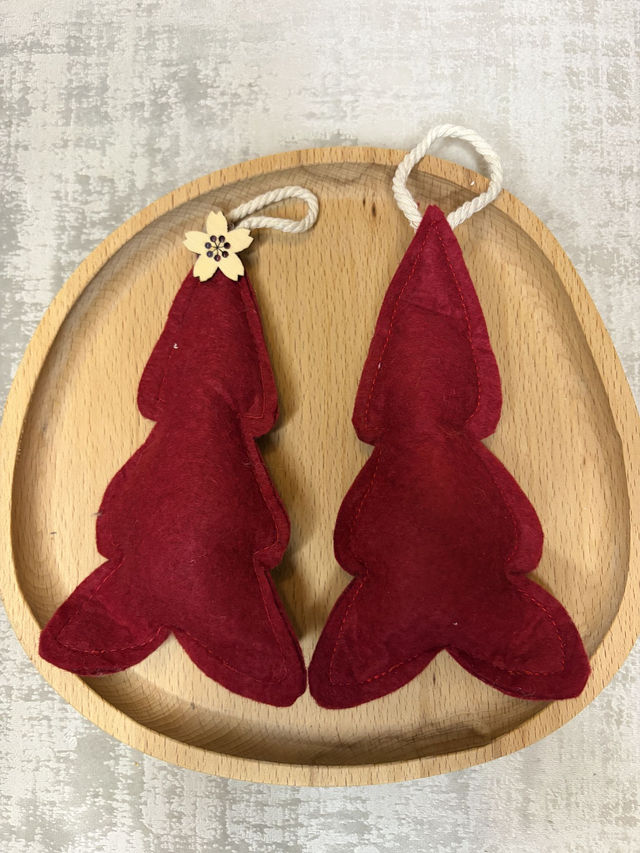 Sapin de Noël à suspendre – Feutrine verte ou rouge, fleur en bois