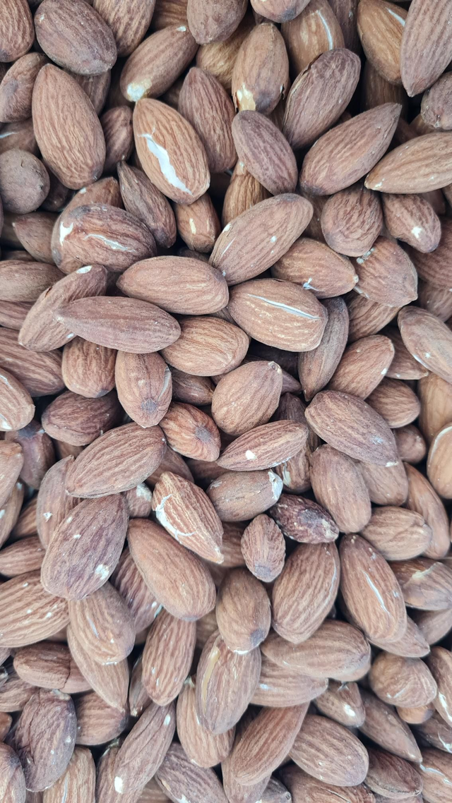 Amandes Natures  (Prix au 100gr)