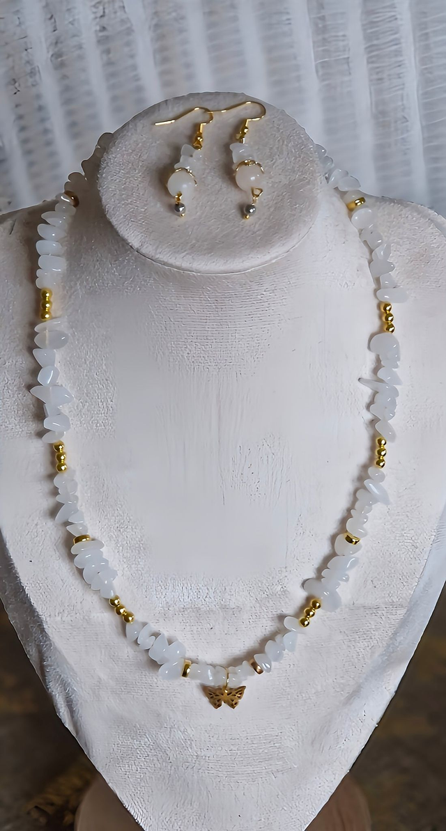 Kette aus weisser Jade mit passenden Ohrringen    Halskette, Edelsteine, Set 