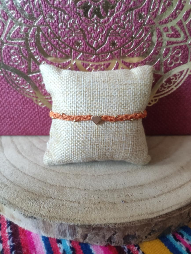 Bracelet orange avec coeur et perles