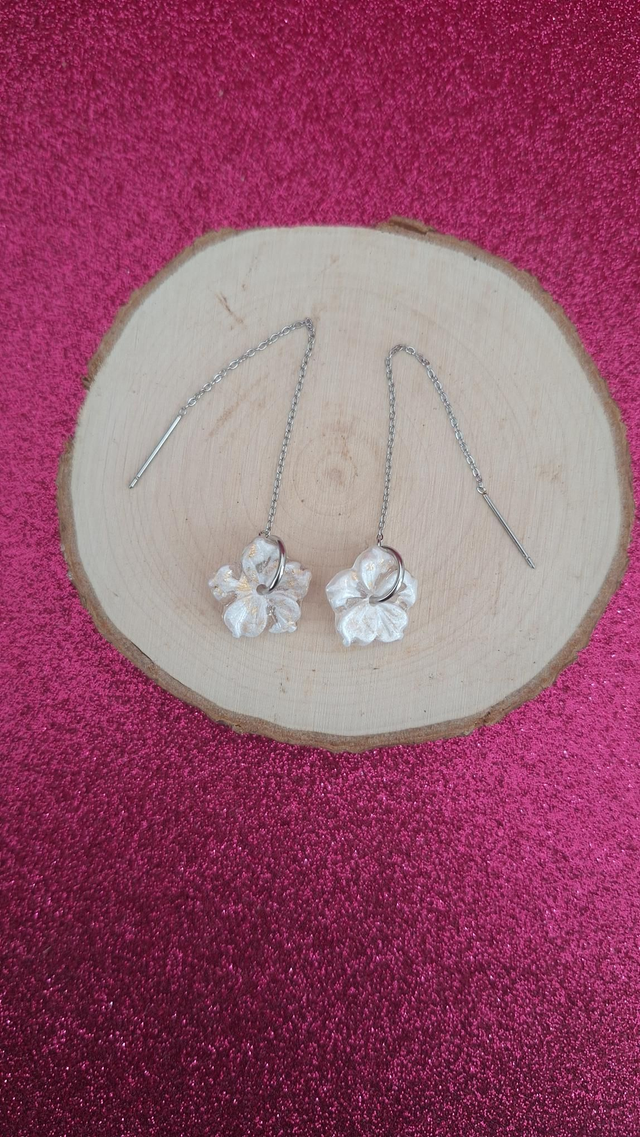 Boucles d'oreilles à enfiler argentées fleurs blanches/feuilles d'or 
