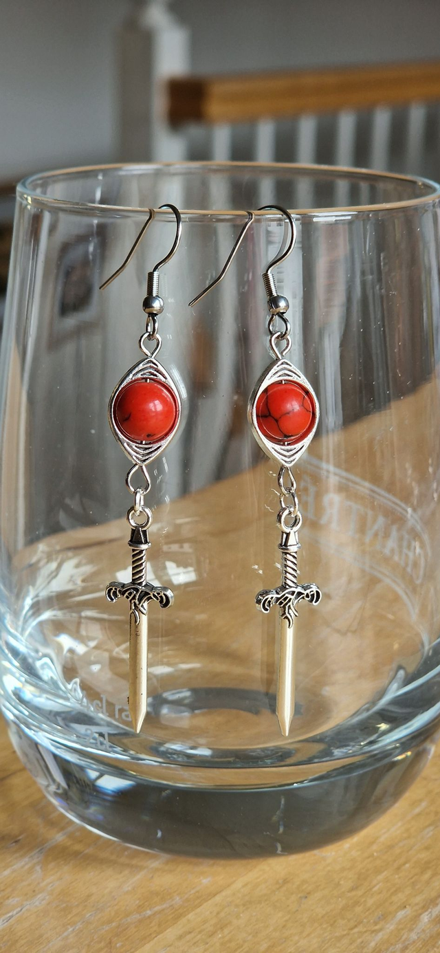 Ohrringe mit Schwertern und rotem Türkis  Ohrschmuck, Edelsteine