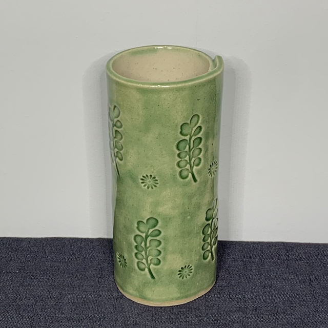 Vase leaves and daisy