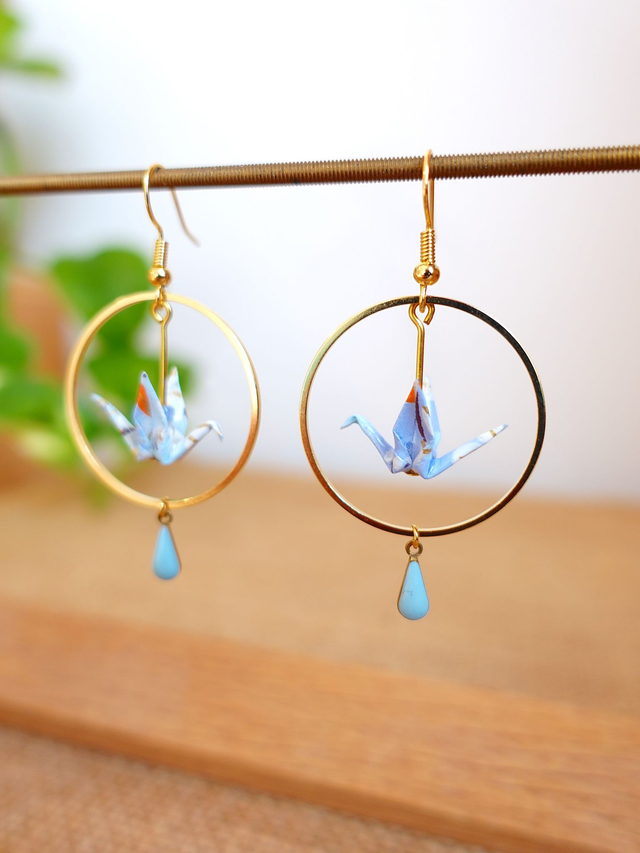 Oiseaux, Grue en Origami / Crochets plaqué or 14K / Papier japonais washi / Bleu clair, Or / Créole, Anneaux / Boucles d'oreilles / Bijou origami /