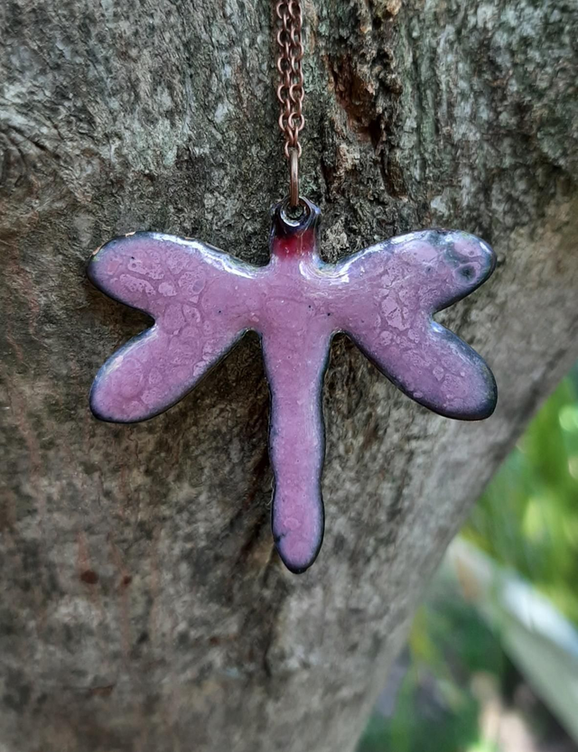 Pendentif libellule mauve