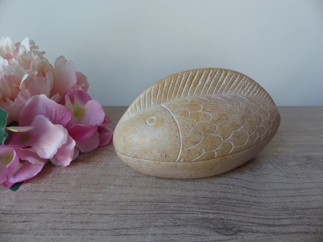 Boîte en pierre naturelle sculptée main – Forme de poisson – Artisanat du Kenya – Décoration bord de mer et rangement élégant vide poche