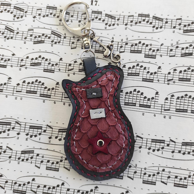 Porte clés guitare en cuir 