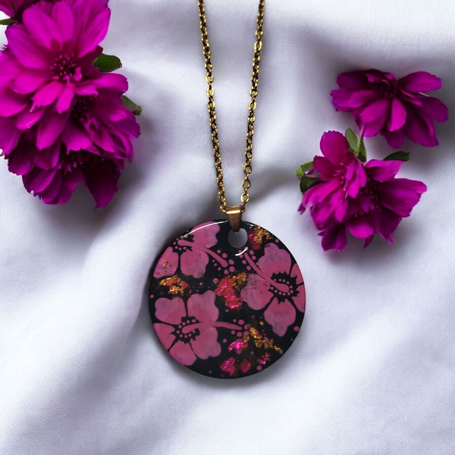 Collier dessiné Flora acier inoxydable rose fuchsia