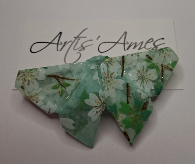 Barrette Papillon verte avec fleurs blanches