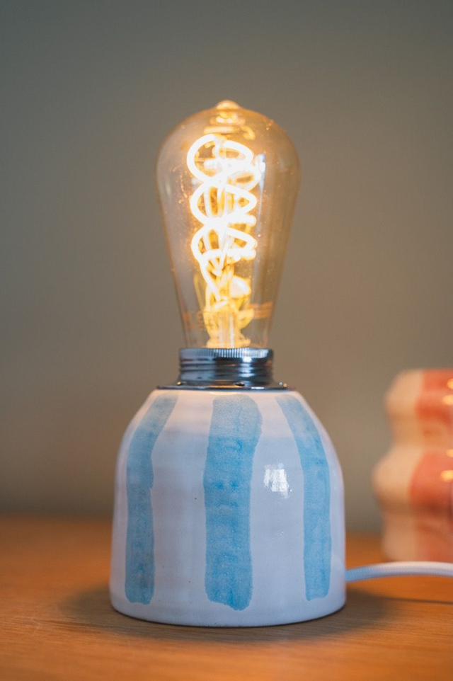 Lampe blanche avec rayures bleu clair 💡🩵