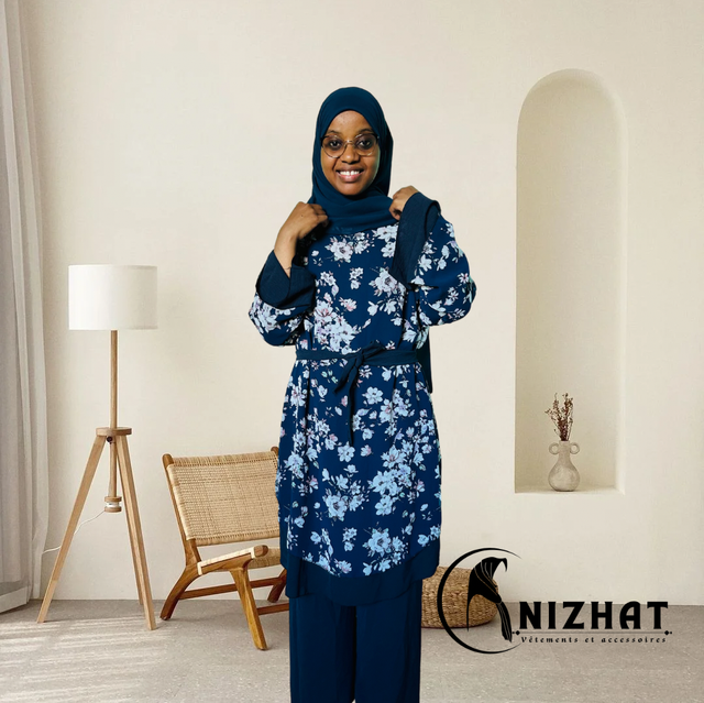 Tenue composée d'un haut long à motifs floraux et d'un pantalon large couleur noir