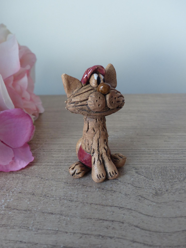 Vintage chat miniature art poterie, figurine chat amusant avec short et casquette rouges, chat vacancier touriste baigneur estivan voyageur