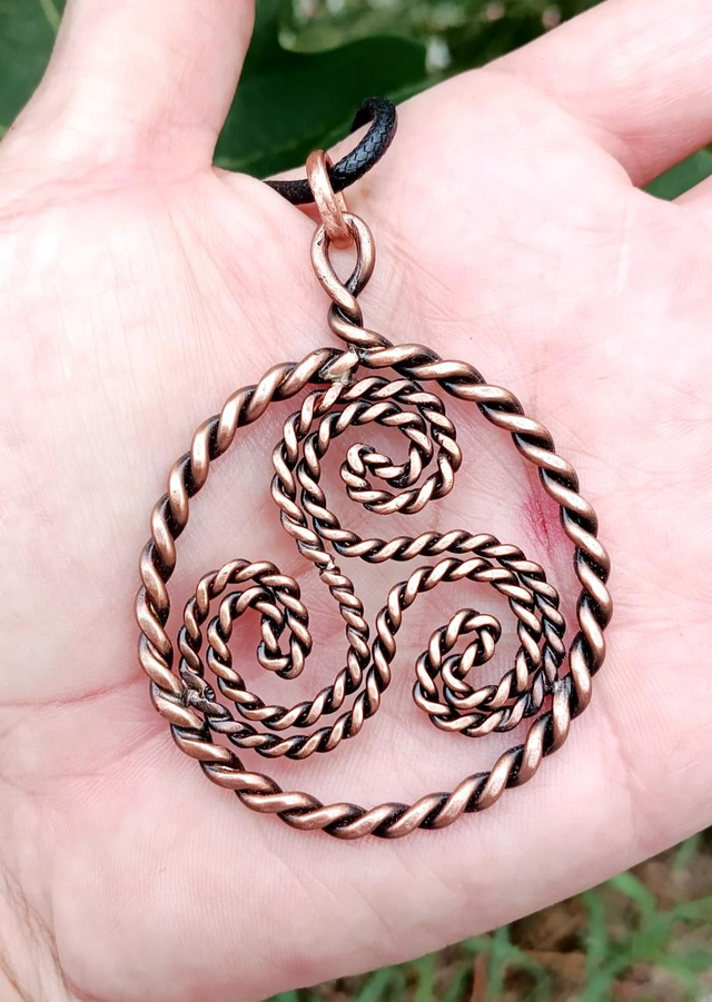 Pendentif triskelion cuivre