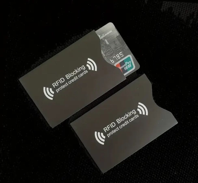 RFID-ümbris krediitkaartidele — süsinikkiust