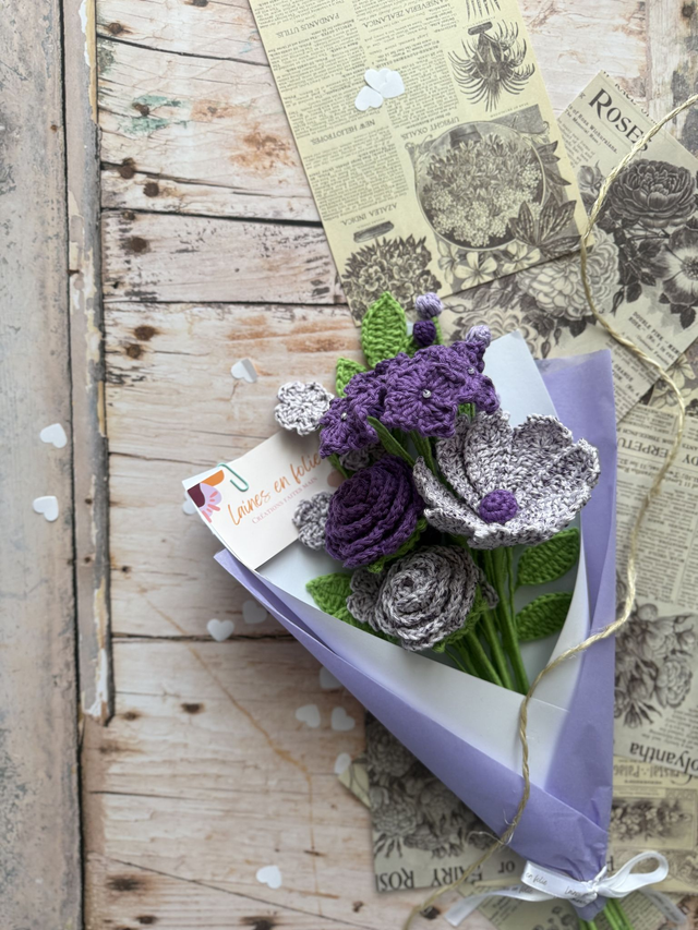 Bouquet violet de roses, hortensias et cosmos