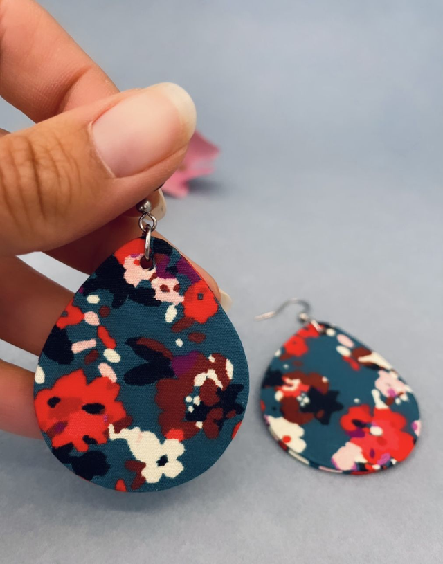 Boucles d'oreilles carton et tissu imprimé, forme grandes gouttes, collection collection "anémones", fond bleu et motifs fleuris rose, rouge, blanc.  