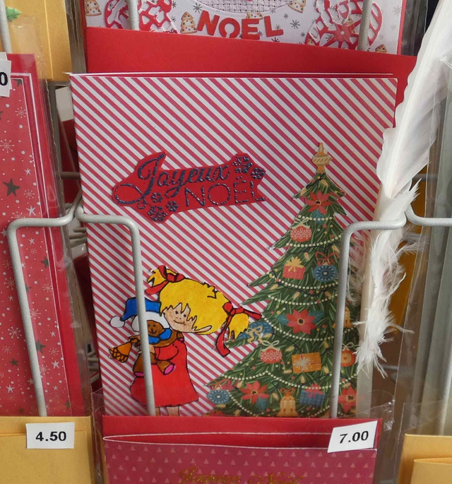 La fillette chantant devant le sapin