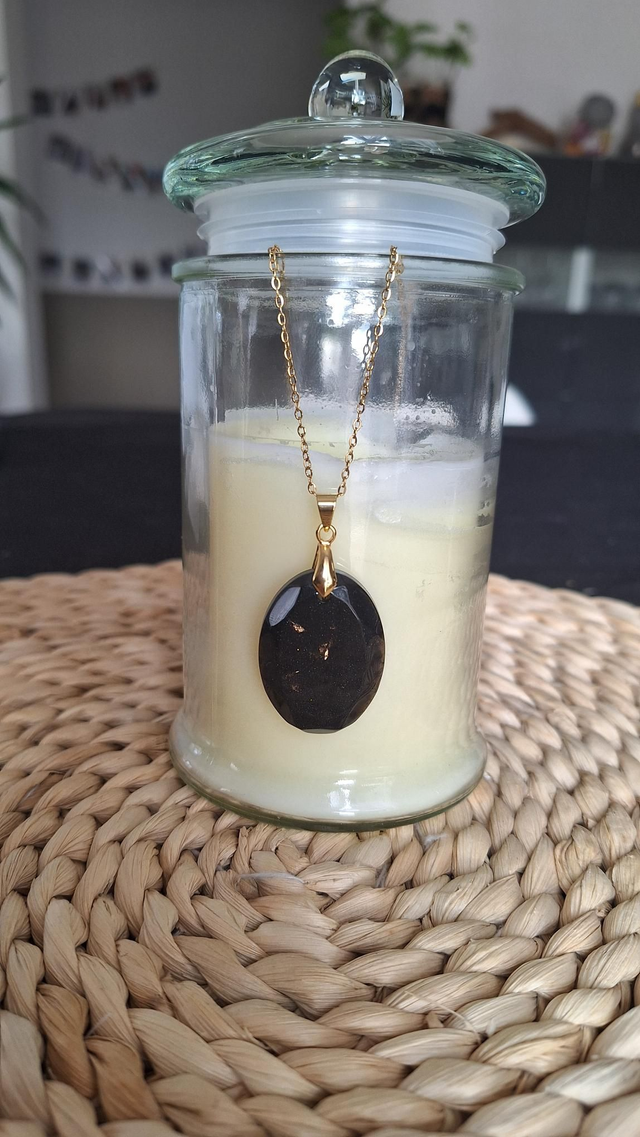 Collier &quot;émeraude&quot; noir et doré 3,5cm