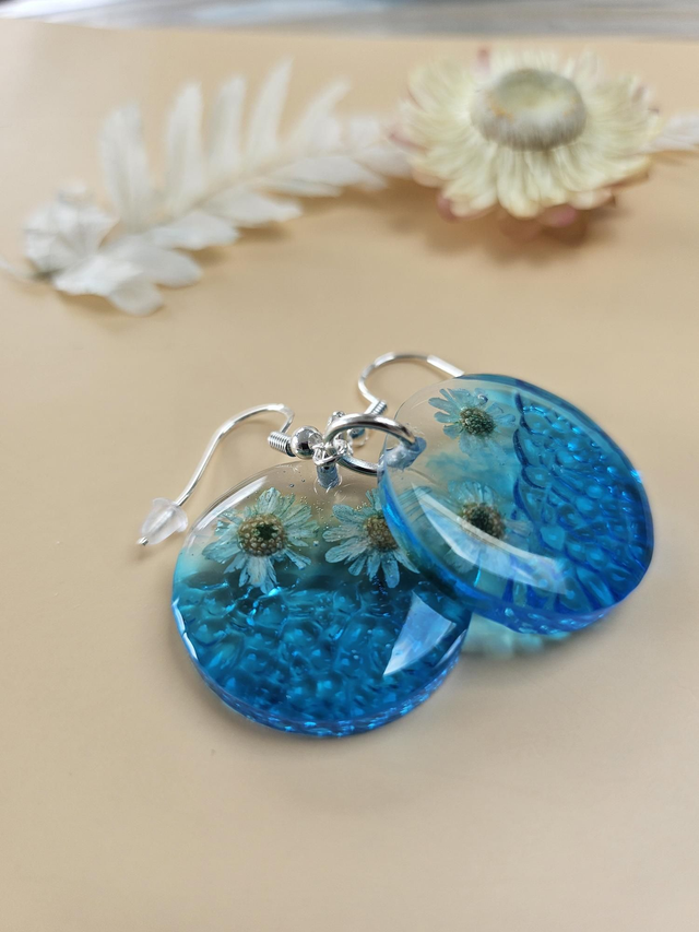 Boucles d&#039;oreilles en résine - Rondes  bleues et fleuries