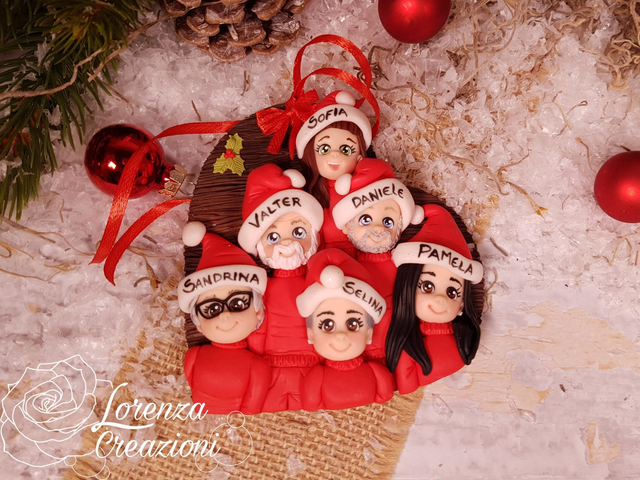 Cuoricino di Natale personalizzato con rappresentazione della famiglia o amici. Nomi e visi personalizzati. Modellato e dipinto a mano in argilla polimerica. 