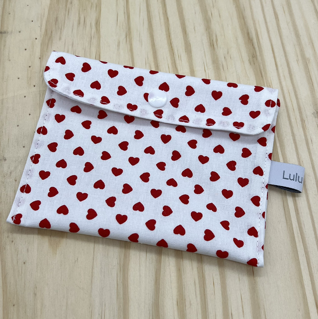 Pochette imperméable petits cœurs rouge