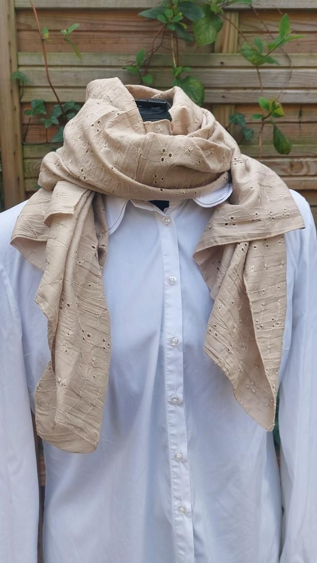 Foulard beige en broderie anglaise