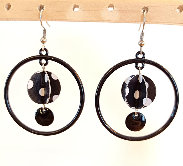 Grand cercle métal noir, petite perle papier, breloque émaillée noire